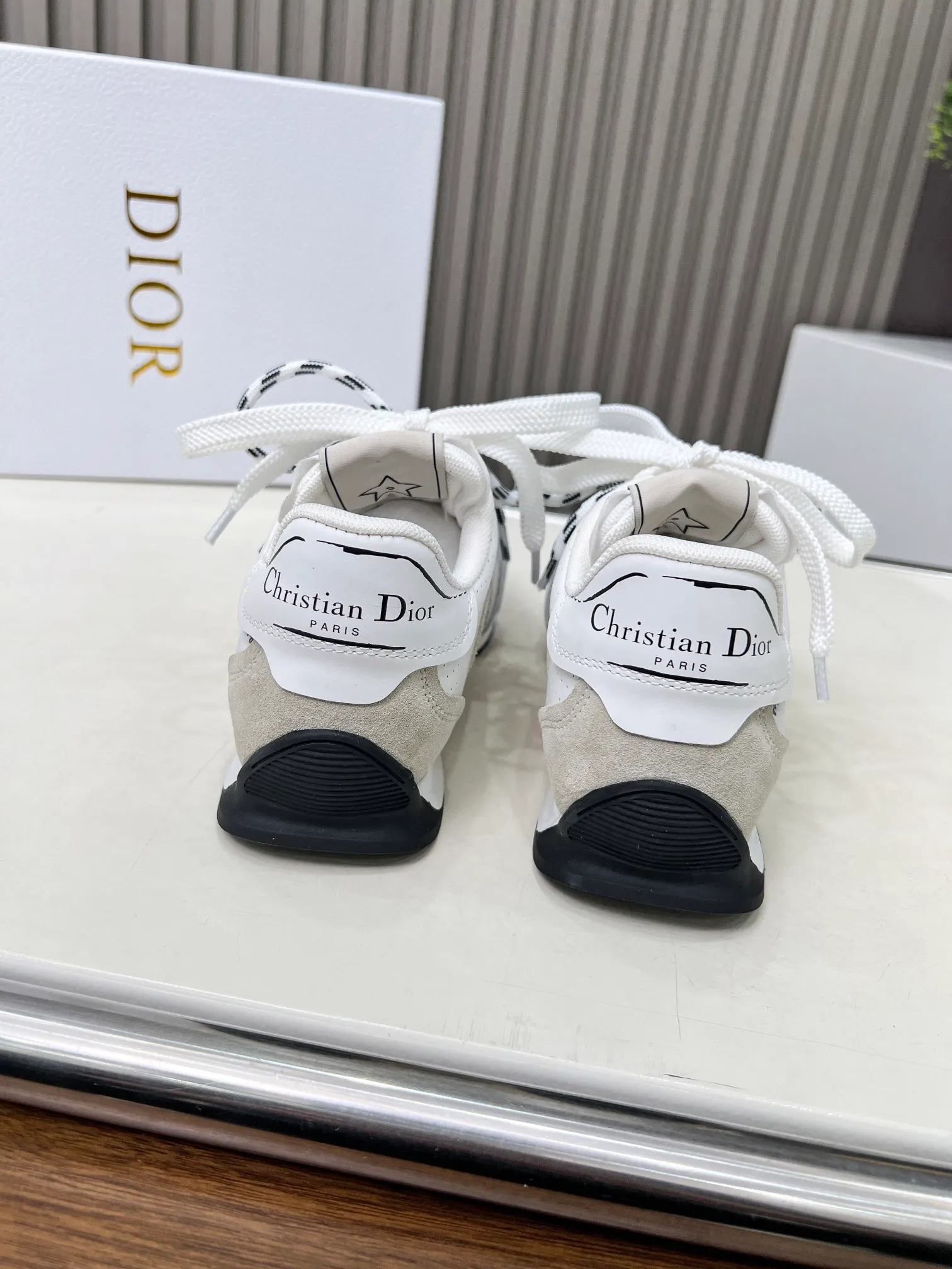 👟👟Ex-factory price 560👟👟 This D-Sketch sneaker is a new product of the 2025 spring and summer ready-to-wear series, highlighting the classic retro aesthetics. Crafted from gold-tone crinkled sheepskin and gold-toned laminated calfskin, it features a printed logo inspired by the shoe's production stages, as well as beige suede calfskin panels and double laces. Hand-written Christian Dior Paris signature on the side, Christian Dior Paris signature panels and plaques on the heel and tongue. Paired with two-tone slim rubber soles, they add a touch of couture to any casual look. Code number: 35~45 Color: black white gold silver